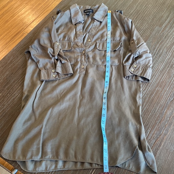 Ladies sage green tunic by Seductions in size medium. Silky feel. - Picture 7 of 7